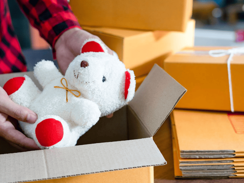 orsetto di peluche bianco che sta per essere messo in un pacco