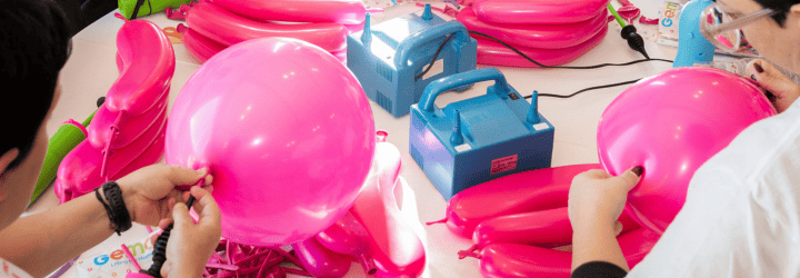 corsisti che lavorano i palloncini in lattice Gemar durante il BPDAYS