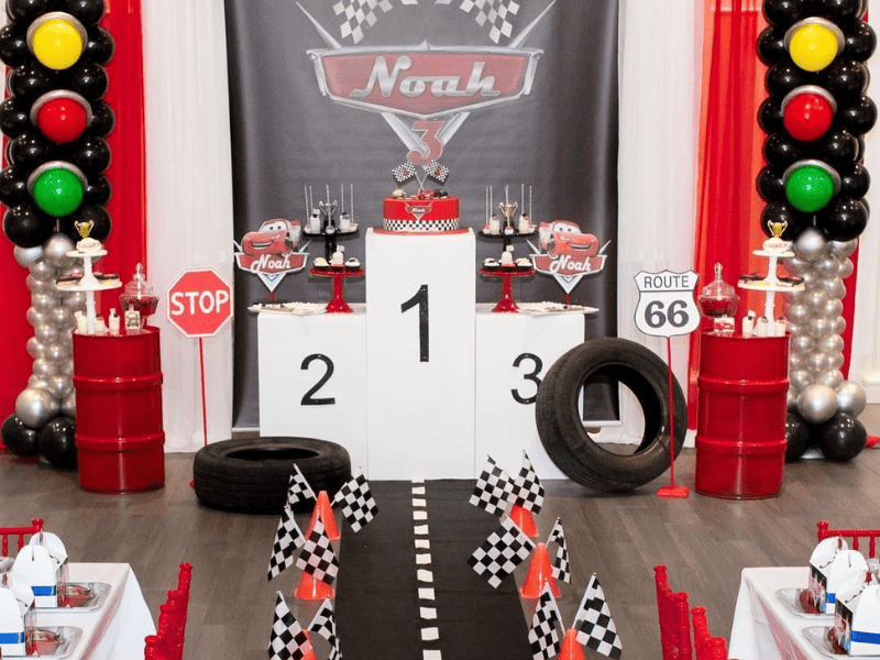 podio con i 3 classificati per un allestimento a tema Cars