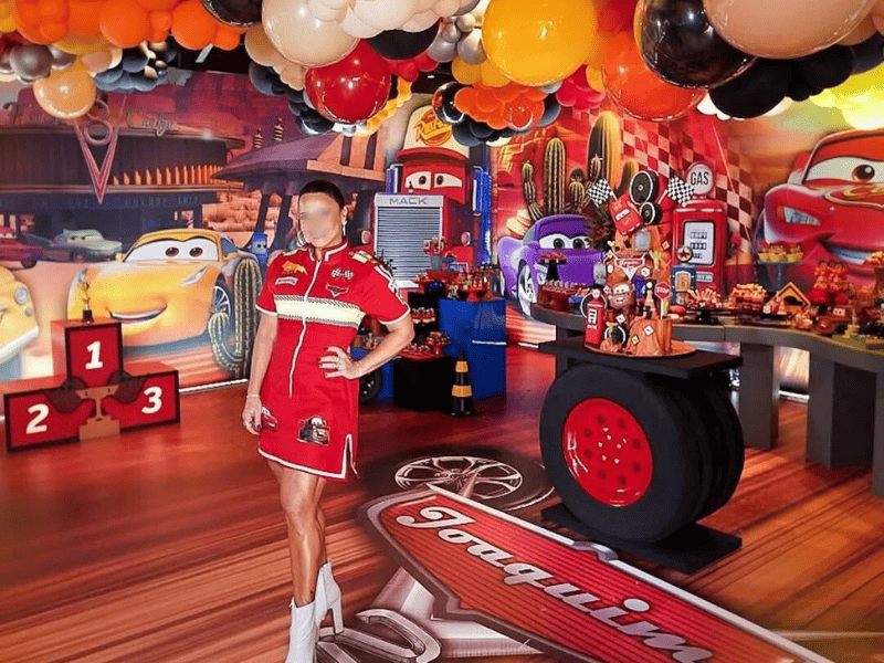 signora con outfit a tema Cars per una Festa a tema Cars