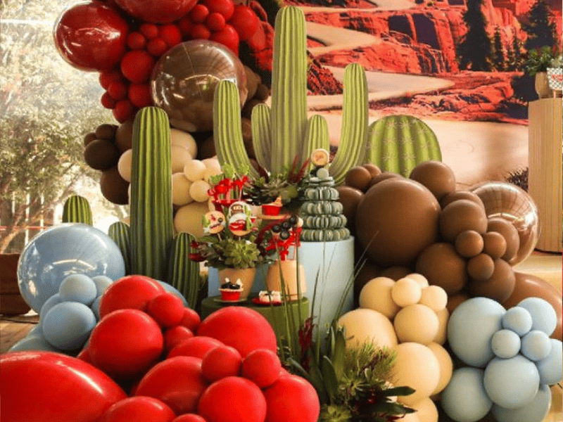 allestimento di palloncini per festa a tema cars rosso, azzurro, bianco e verde