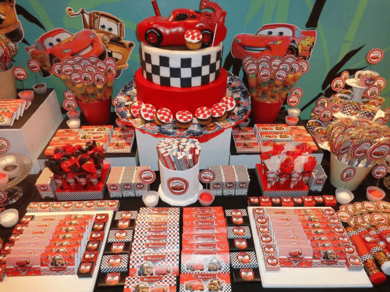 buffet di dolcetti e caramelle per bambini a tema Cars e Saetta McQueen