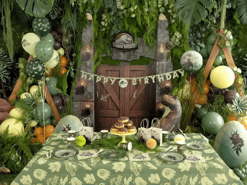 Allestimento festa a tema dinosauri con palloncini e decorazioni giungla per compleanno bambini