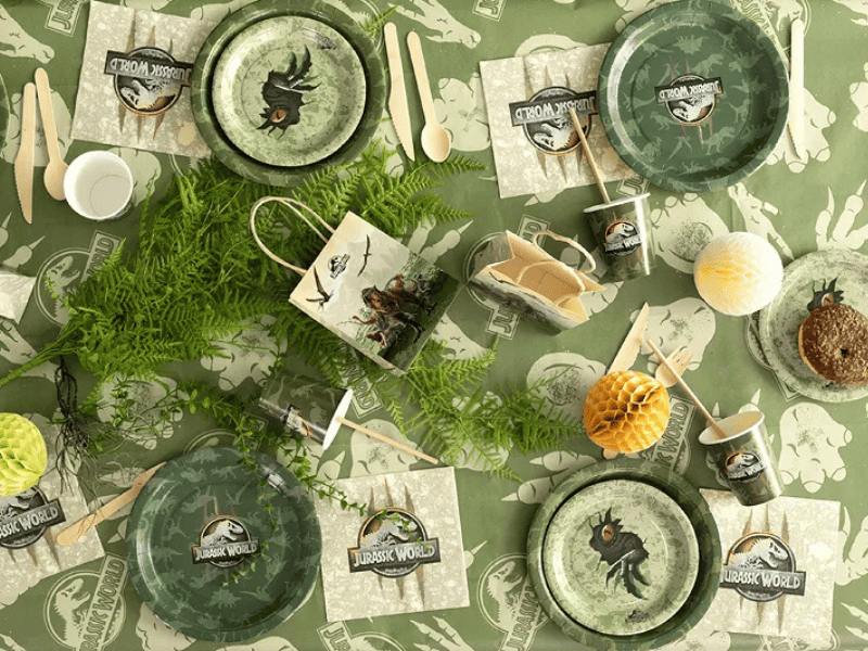 Buffet festa dinosauri bambini con coordinati tavola Jurassic World e decorazioni a tema