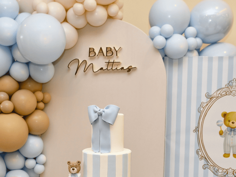 dettagli da vicino di un allestimento di palloncini in lattice gemar color baby blue e marrone con scritta baby mattias