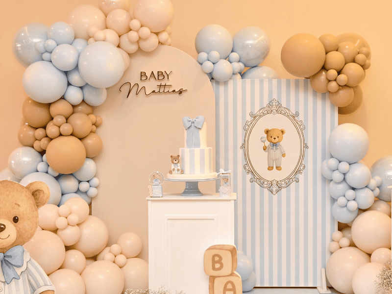 allestimento di palloncini azzurro e marrone con scritto "Baby Mattias"