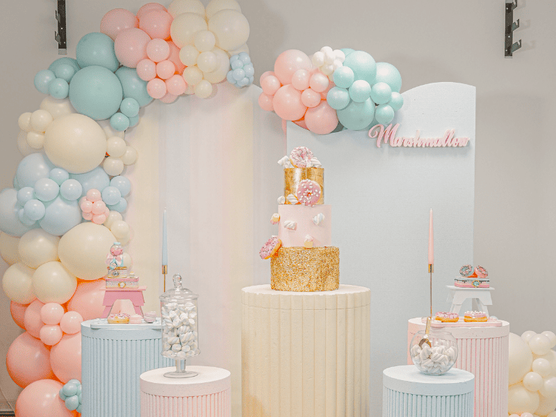 allestimento di palloncini della nuova linea Gemar con i colori lino, azzurro polvere, rosa polvere, tiffany e burro