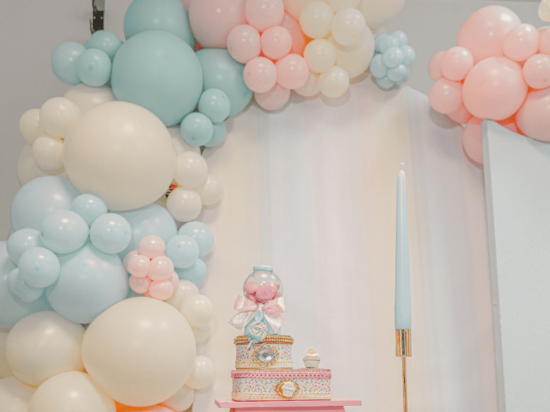 immagine da vicino dei palloncini in lattice gemar balloons color lino, azzurro polvere, rosa polvere, tiffany e burro 