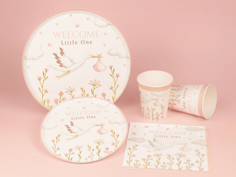 piatto, bicchiere e tovagliolo rosa e bianco con scritto "welcome little one"