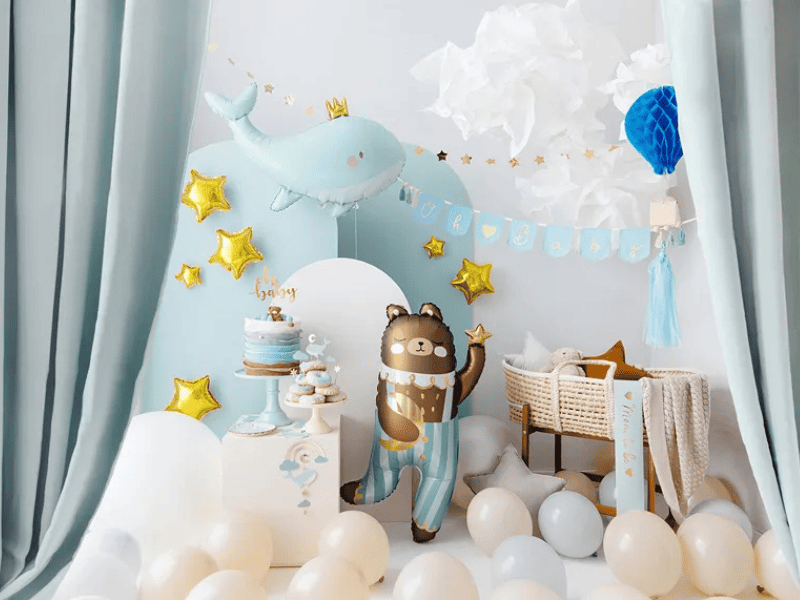 palloncini in foil azzurri e oro per simboleggiare una nascita di un neonato