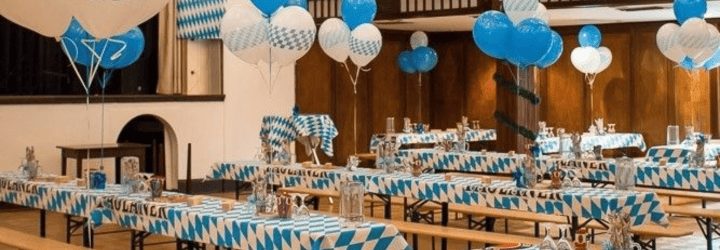 tavoli allestiti per festa oktoberfest