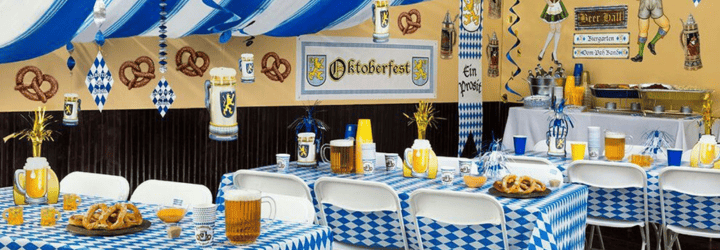 tavola allestita con tovaglie e prodotti a tema oktoberfest