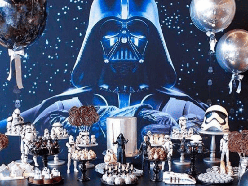 Buffet a tema Star Wars con dolci e fondale galattico