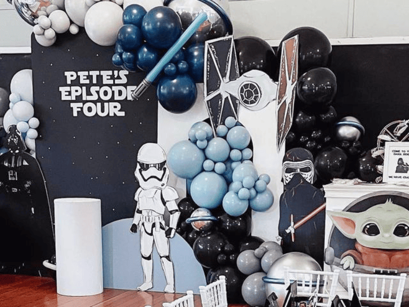 Allestimento festa Star Wars con palloncini e scenografia spazio
