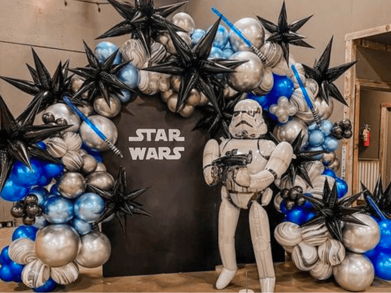 Festa a tema Star Wars con arco di palloncini galattici