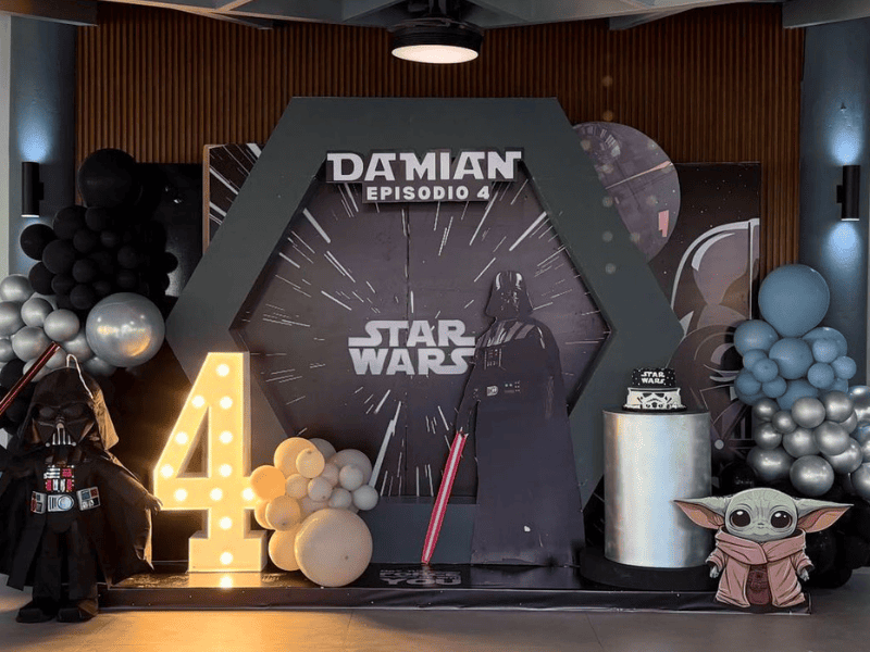 Compleanno a tema Star Wars per bambini con palloncini e torta