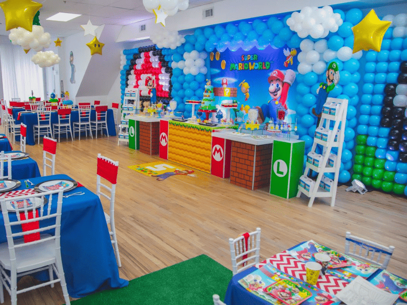 festa a tema super mario allestimento completo con palloncini e decorazioni colorate per compleanno bambini