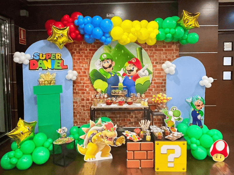 addobbi compleanno super mario con arco di palloncini colorati e scenografia a tema videogiochi