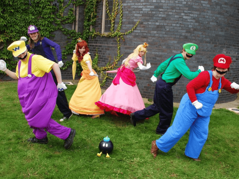 costumi super mario per festa a tema con mario luigi peach e wario idee outfit compleanno