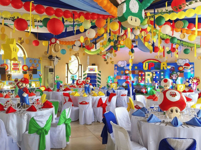 decorazioni festa a tema super mario sala allestita con palloncini tavoli e addobbi compleanno