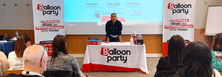 istruttrice che spega le varie tecniche della balloon art