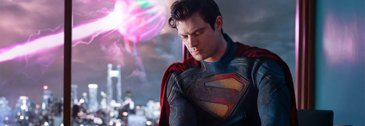 superman con un fulmine colorato dietro