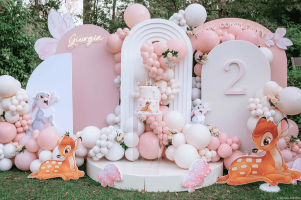 Come organizzare una festa a tema perfetta: idee, consigli e guida completa
